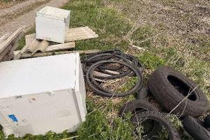 In einem Feldweg an der L2 wurden Elektroschrott, Altreifen und Eternitplatten entsorgt.
