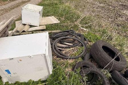 In einem Feldweg an der L2 wurden Elektroschrott, Altreifen und Eternitplatten entsorgt.