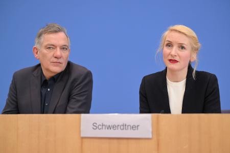 Er geht, sie freut sich über Pantisanos Bewerbung: die Linke-Vorsitzenden van Aken und Schwerdtner.