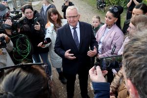 Mecklenburg-Vorpommerns Umweltminister Till Backhaus (SPD) gibt dem Wal jetzt eine Chance. Wochenlang war er anderer Meinung.