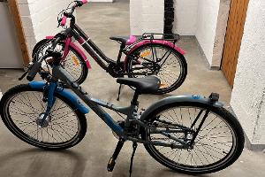 Gesuchtes grau-blaues Fahrrad