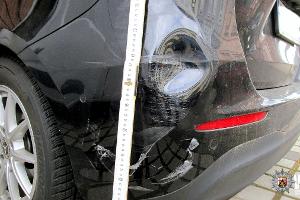 Der Mercedes-Benz wurde auf dem Parkplatz eines Bio-Marktes in der Königstraße gerammt. Wer kann Hinweise zum Verursacher geben?