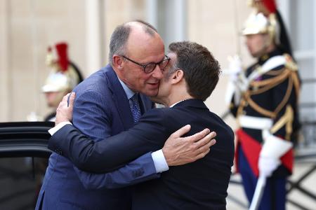 Herzliche Begrüßung von Frankreichs Präsident Emmanuel Macron für Bundeskanzler Friedrich Merz zu bilateralen Gesprächen vor einem Treffen westlicher Partner. Es ging um die Erstellung eines multinationalen Plans zur Sicherung der internationalen Schifffahrt nach dem Iran-Krieg.
