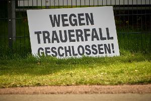 Nach dem folgenschweren Arbeitsunfall mit drei Toten und zwei lebensgefährlich Verletzten bleibt die Lederfabrik geschlossen. 