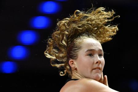 Mirra Andrejewa in Aktion auf dem Weg zum Sieg im Viertelfinale des Tennis-Turniers in Stuttgart