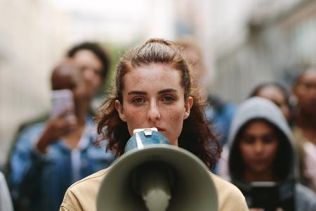 Wie Mikro-Aktivismus aus der Ohnmacht helfen kann