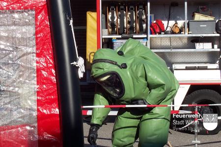 Einsatzkraft unter Chemieschutzanzug (Symbolbild)