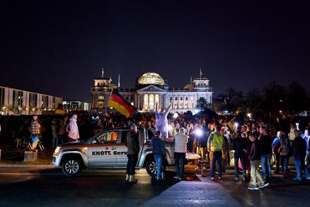 Menschen nehmen an einer Kundgebung gegen hohe Spritpreise teil mit Sebastian Bormann auf einem Pick-up am Platz der Republik vor dem Reichstagsgebäude in Berlin.
