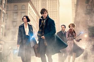 Newt Scamander und der Cast von "Phantastische Tierwesen" stehen auf der Straße