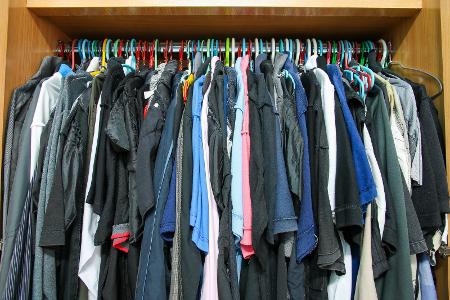 Volle Kleiderschränke 