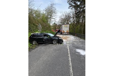 Unfall zwischen einem PKW und LKW auf der L255 bei Neustadt.