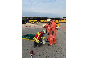 Die Feuerwehr überprüft einen Eimer