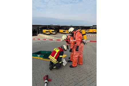 Die Feuerwehr überprüft einen Eimer