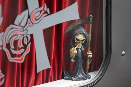 Sensemann-Figur  in Bestattungsfahrzeug - Museum für Sepulkralkultur