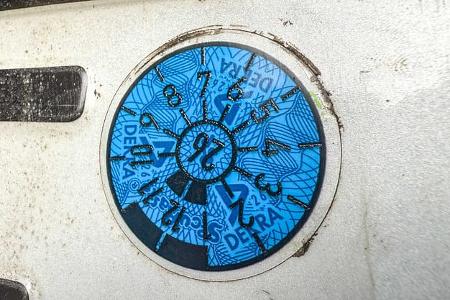 Plakette, TÜV, Zulassung, Parkplatz