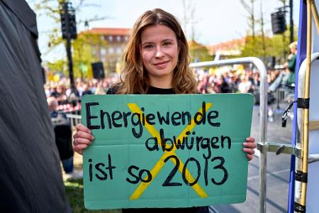 Luisa Neubauer hält ein Schild mit der Aufschrift 