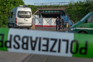  Nach einem lauten Knall hat die Polizei unter einer Fußgängerbrücke im Saarland einen Toten und vier Schwerverletzte gefunden. 
