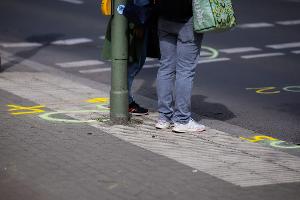 Markierungen der Spurensicherung sind an der Kreuzung Buckower Damm/Gutschmidtstraße zu sehen. 