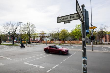 Die gemeinsame Fahrt zweier Mädchen auf einem E-Scooter durch Berlin-Neukölln endet für eine 14-Jährige tödlich. 