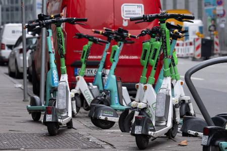 Gehören seit einigen Jahren fest zum Stadtbild deutscher Großstädte dazu: E-Scooter.
