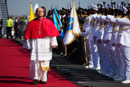 Der Papst bei seiner Ankunft in Luanda.