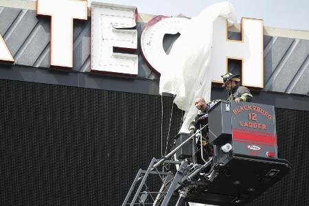 Vor Football-Spiel: Fallschirmspringer kracht auf Anzeigetafel