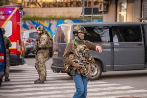 Polizeikräfte sperren zum Schutz von Zivilisten eine Straße in Kiew bei einer Schießerei - allerdings sollen sich Berichten zufolge nicht alle Beamten so professionell verhalten haben.