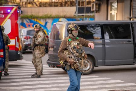 Polizeikräfte sperren zum Schutz von Zivilisten eine Straße in Kiew bei einer Schießerei - allerdings sollen sich Berichten zufolge nicht alle Beamten so professionell verhalten haben.