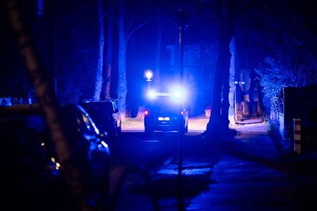 Ein Polizeifahrzeug fährt während eines Stromausfalls durch die Beskidenstraße im Berliner Ortsteil Nikolassee.