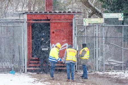 Rückblick: Einsatzkräfte der Polizei stehen im Januar an der Brandstelle einer Kabelbrücke vor dem Kraftwerk Lichterfelde am Teltowkanal. (Archivbild)
