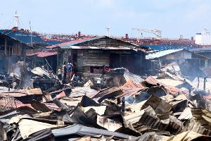 Die Löscharbeiten wurden nach Angaben von Einsatzkräften durch enge Zufahrten, starken Wind und eingeschränkten Zugang zu Wasser bei Ebbe erschwert.