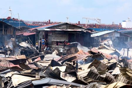 Die Löscharbeiten wurden nach Angaben von Einsatzkräften durch enge Zufahrten, starken Wind und eingeschränkten Zugang zu Wasser bei Ebbe erschwert.