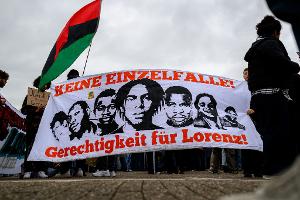 Die Demonstration fand fast auf den Tag genau ein Jahr nach den tödlichen Polizeischüssen statt. 