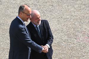 Merz empfing Lula mit militärischen Ehren vor dem Schloss.