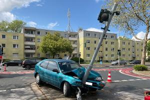 Verunfalltes Fahrzeug und defekte Ampelanlage.