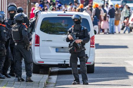 Mehrere Menschen sollen leicht verletzt worden sein.