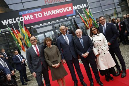 Lula wird bei seiner Deutschlndreise von seiner Frau Janja begleitet.