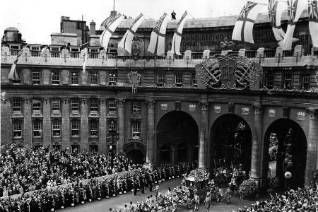 Teilnehmer ihrer Krönungsprozession: 16.000