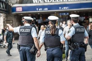 Eine Streife der Bundespolizei vor dem Eingang zur Wandelhalle im Hamburger Hauptbahnhof-
Foto-Quelle: Symbolfoto Bundespolizei-