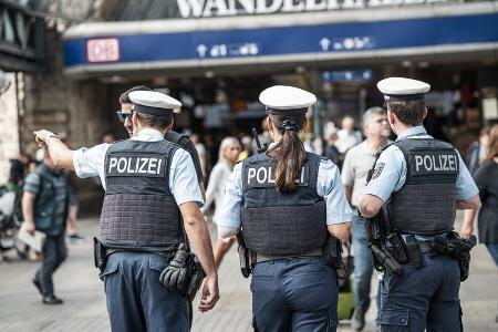 Eine Streife der Bundespolizei vor dem Eingang zur Wandelhalle im Hamburger Hauptbahnhof-
Foto-Quelle: Symbolfoto Bundespolizei-