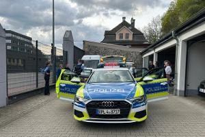 Der Streifenwagen und dessen Ausstattung, die persönliche Schutzausstattung und mehrere Einsatzmittel wurden den Teilnehmenden vorgestellt.