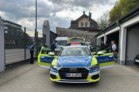 Der Streifenwagen und dessen Ausstattung, die persönliche Schutzausstattung und mehrere Einsatzmittel wurden den Teilnehmenden vorgestellt.