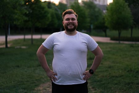 Junger Mann mit Übergewicht