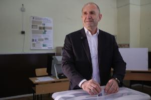 Bulgariens Ex-Präsident Radew steht mit seinem Bündnis vor einem deutlichen Sieg. 