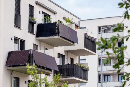 Mini-Balkonkraftwerke an Mehrfamilienhaus