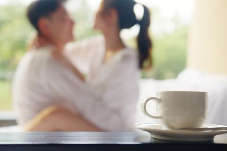 Pärchen in enger Umarmung auf einem Balkon