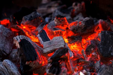 Glühende Holzkohlen