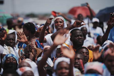 Gespannnte Erwartung: Gläubige in Saurimo vor einer von Papst Leo XIV. zelebrierten Messe.