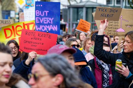 Frauen erleben in Deutschland laut einer Dunkelfeldstudie nahezu viermal so oft wie Männer sexuelle Belästigung. (Archivbild) 