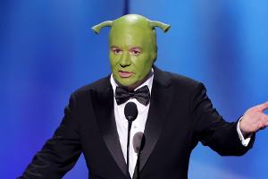 Mit Shrek-Maske: Mike Myers ehrt Kollege Eddie Murphy
